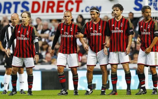 Az AC Milan legendái, a háttérben Alan Shearerrel a 'Castle mezében (Forrás: Action Images)