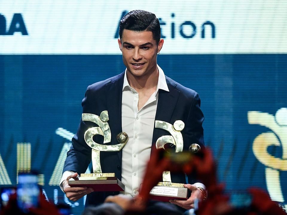 Cristiano Ronaldo a milánói gálán (Fotó: AFP)
