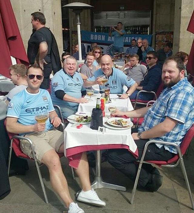 A City-drukkerek jókedvűen várják az esti meccset (Fotó: Twitter/Manchester City)