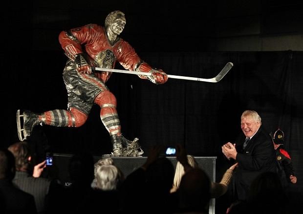 Szobra 2011 óta áll a Blackhawks otthona, a United Center előtt