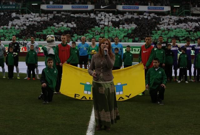 Kovács Nóra népdalénekes adta elő a meccs előtt a himnuszt (Fotó: Havran Zoltán)
