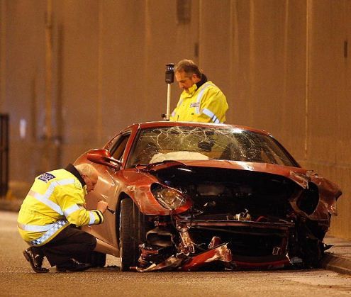 Az összetört Ferrari: nem a világ vége (Forrás: thesun.co.uk)