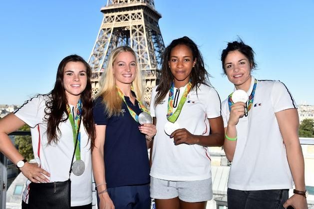 Az olimpiai ezüstéremmel, jobbra siófoki csapattársa és barátja, Chloé Bulleux (Fotó: AFP)