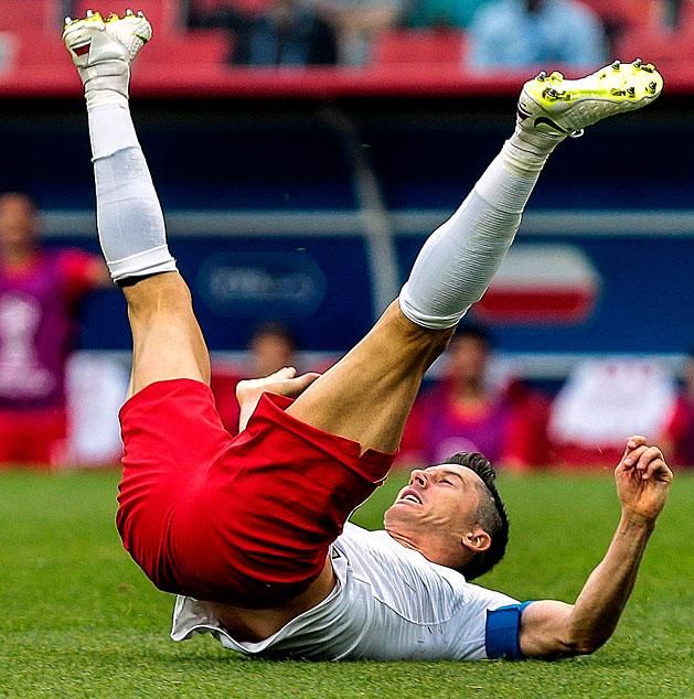 Ez nem fordulhat elő Európa legjobb góllövőjével: Robert Lewandowski szeretne talpon maradni a lengyelekkel (Fotó: AFP)