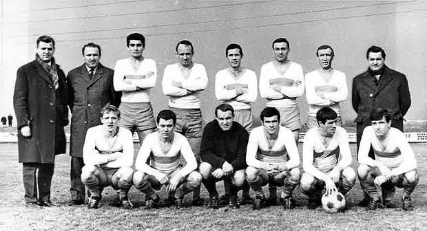 Mezey György játékos-pályafutásának utolsó klubja a Hidegkuti Nándor (balról a második) edzette Bp. Spartacus volt. 
A középhátvéd az álló sorban balról az ötödik (Fotó: Pazár Sándor Spartacus (1952–2013) című könyve)
