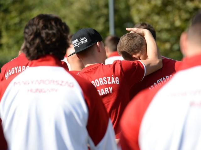 A csapaton belüli hangulatra nem lehet panasz (Fotó: facebook.hu/magyarlabdarugoszovetseg)