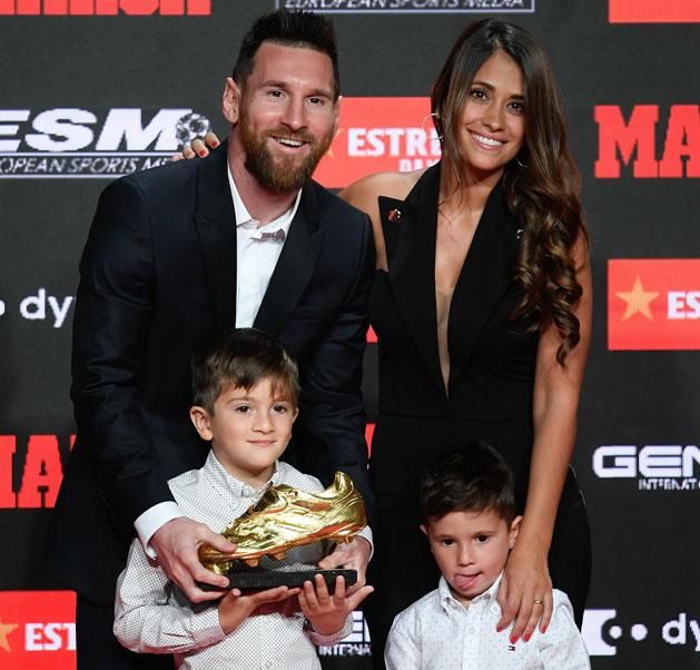 Messi feleségével és két nagyobbik fiával (Fotó: AFP)