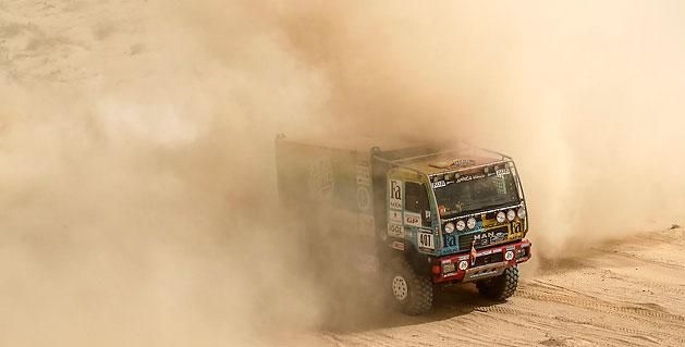 Darázsi Zsolt harca a porviharral (Fotó: Opel Dakar Team)