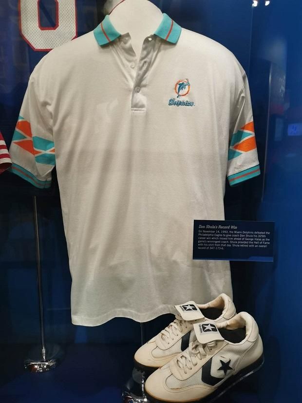 A kétszeres NFL-bajnok edző, Don Shula trikója