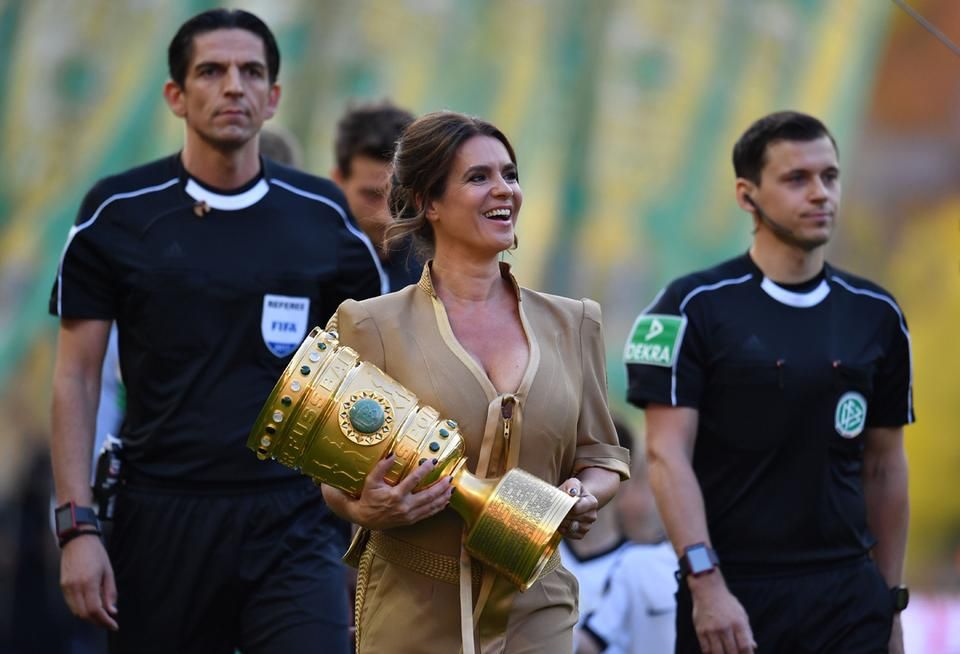 Katarina Witt a labdarúgó Német Kupa döntőjén – körberajongott sztár maradt (Fotó: AFP)