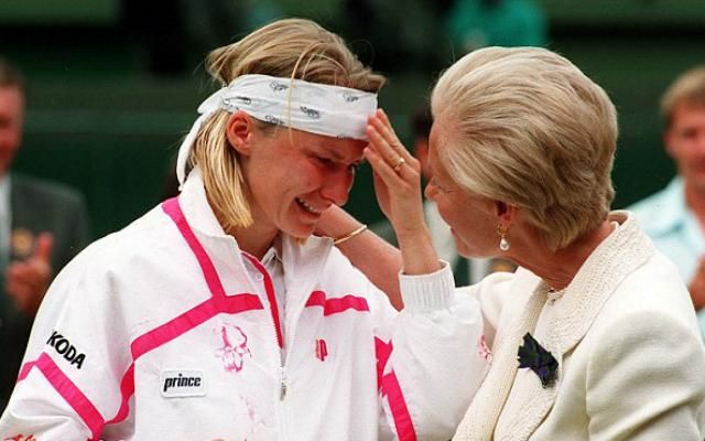 A cseh teniszezőnőt is megviselte a wimbledoni döntőben a vereség. A vége természetesen sírás lett (Fotó: dailymail.co.uk)
