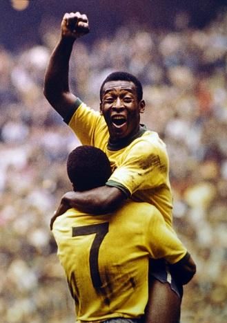 Az 1970-es világbajnokság leghíresebb fotója: Pelé Jairzinho ölében