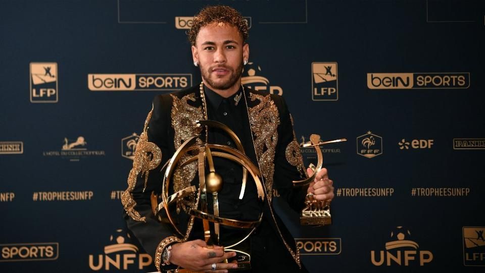 Mikor ő kapott díjat, akkor persze nem hagyta ki a bulit Neymar (Fotó: ligue1.com)