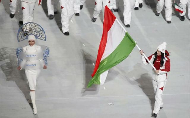 A mieinket felvezető Heidum Bernadett és a magyar zászló (Fotó: Action Images)