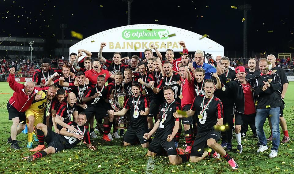 A Honvéd utolsó bajnoki címét szerző csapata a Bozsik-stadionban (Fotó: Nemzeti Sport)