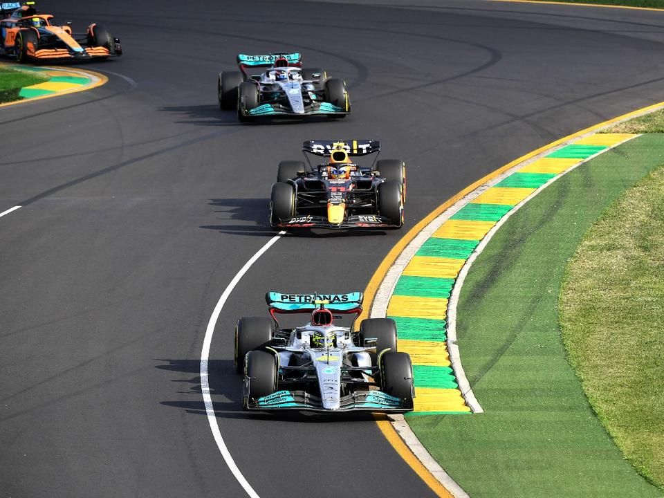 Lewis Hamilton nem számított arra, hogy a Mercedes ilyen jó pozícióban zár Melbourne-ben (Fotó: AFP)