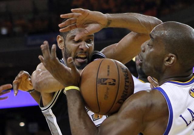 Tim Duncan (balra) és Carl Landry küzd a labdáért