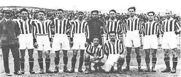 A Juventus 1925–1926-os bajnokcsapata. Állnak, balról: Freilich gyúró, Munerati, Hirzer, Vojak, Bigotto, Combi, Rosetta, Allemandi, Torriani, Viola. Guggol: Ferrero, Meneghetti