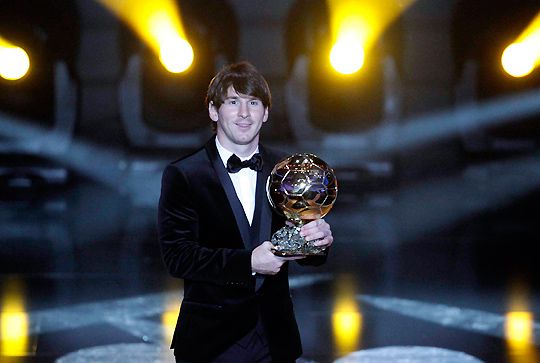 Messi a 2010-es FIFA-Aranylabdával (Fotó: Reuters)