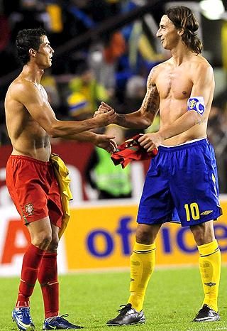 Cristiano Ronaldo (balra) és Zlatan Ibrahimovic rendhagyó
helyszínen csap össze egymással (Fotó: Reuters)