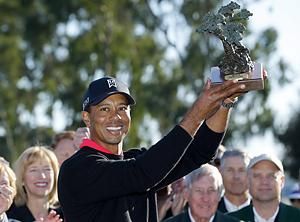 Tiger Woods a hétfőn megnyert trófeával (Fotó: Action Images)