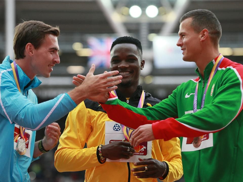 The deserved high-five at the World Championships in London for the unexpected bronze medal (Photo: AFP)