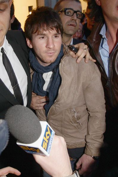 Messinek láthatólag elege van a riporterekből, de békésen tűr (forrás: kickette.com)