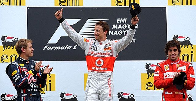 A 2. helyezett Sebastian Vettellel és a 3. helyen végző Fernando Alonsóval a dobogón (Forrás: Daily Mail)