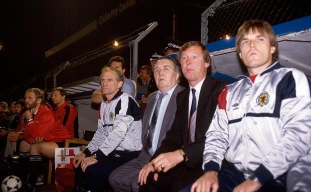 1985, Cardiff, Wales–Skócia vb-selejtező, Jock Stein és Alex Ferguson a vendégcsapat kispadján. A skótok egyenlítő gólja után Stein rosszul lett a pálya szélén…