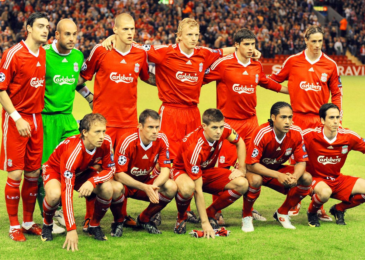 A Liverpool, amely 2009 szeptemberében 1–0-ra legyőzte a DVSC-t – Skrtel az álló sorban balról a harmadik (Fotó: AFP)