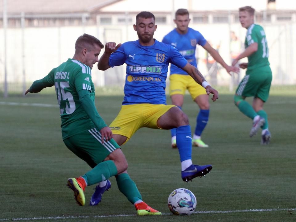 Az emberelőnyben játszó hazaiak (kék-sárgában) nem bírtak az ETO FC Győrrel (Fotó: Vajda János/Észak-Magyarország)