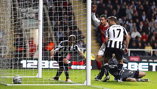 Ritkán látható módon jutott gólvonalon túl labda az első Arsenal-találatnál (fotó: Action Images)