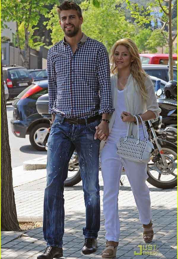 Shakira és Piqué (Fotó: justjared.com)