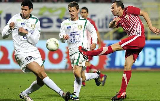 Lendül a diósgyőriek bal lábas spanyol bombázójának, José Luquénak rettegett lába
(Fotó: NS-archív, Szabó Miklós)