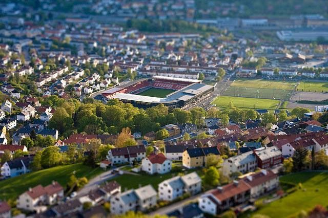 A Brann stadionja Bergen apró házai között (Fotó: Sjokoko)