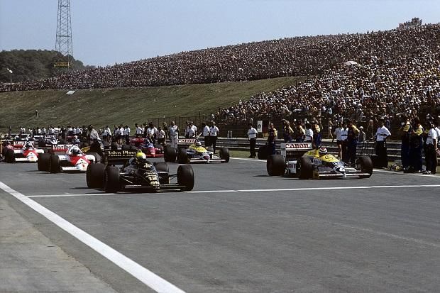 1986. augusztus 10.: történelmi pillanat, az első Magyar Nagydíj első rajtsorában két brazil, Ayrton Senna és Nelson Piquet… 
(Fotó: Getty Images)