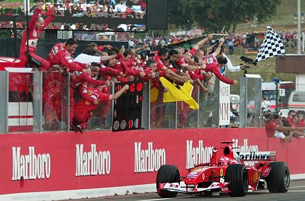 Schumacher 2004-ben a Magyar Nagydíjon – az utolsó világbajnoki címe felé robogva (Fotó: AFP)