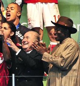 Jonathan elnök (jobbra) Sepp Blatterrel az U17-es vb-n