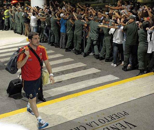 Iker Casillas kissé megilletődve sétált be a szállodába (Fotó: Marca.com)