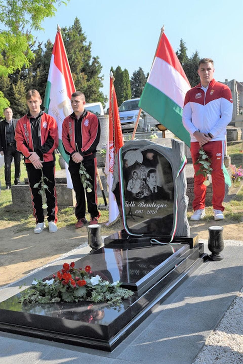 Felavatták az egy éve elhunyt Tóth Bendegúz síremlékét (Fotó: Tumbász Hédi)