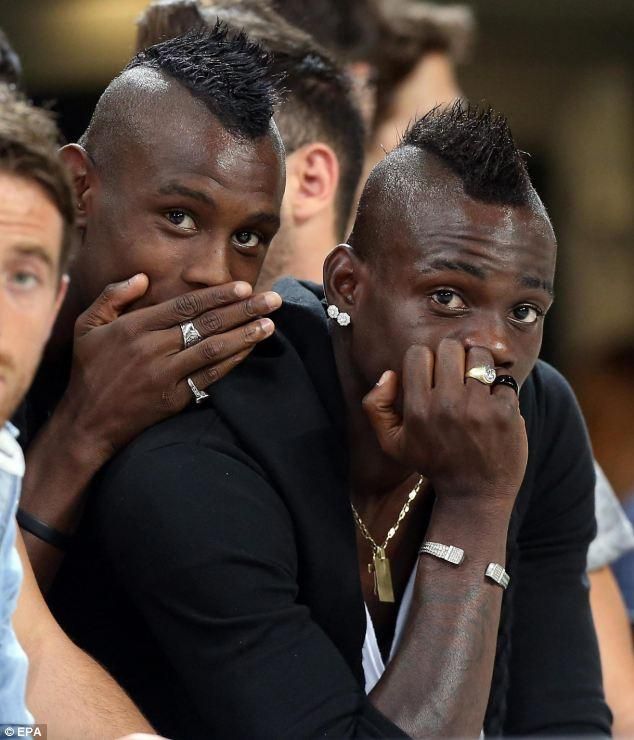 A Balotelli testvérek azért a meccsre is odafigyeltek (forrás: Daily Mail)