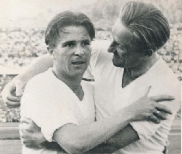 Puskás Ferenc (balra) tudta, hogy Lóránt Gyula mellett nem sokáig villoghatnak az ellenfelek centerei