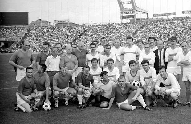 SZÚR a Népstadionban, 1968-ban. Az egyik labdára Karinthy Ferenc vigyáz