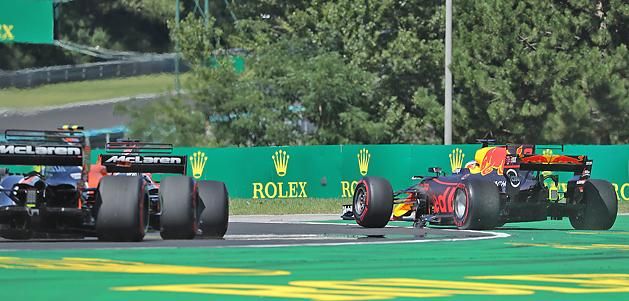 Daniel Ricciardo (jobbra) önhibáján kívül esett ki (Fotó: Veres Viktor)