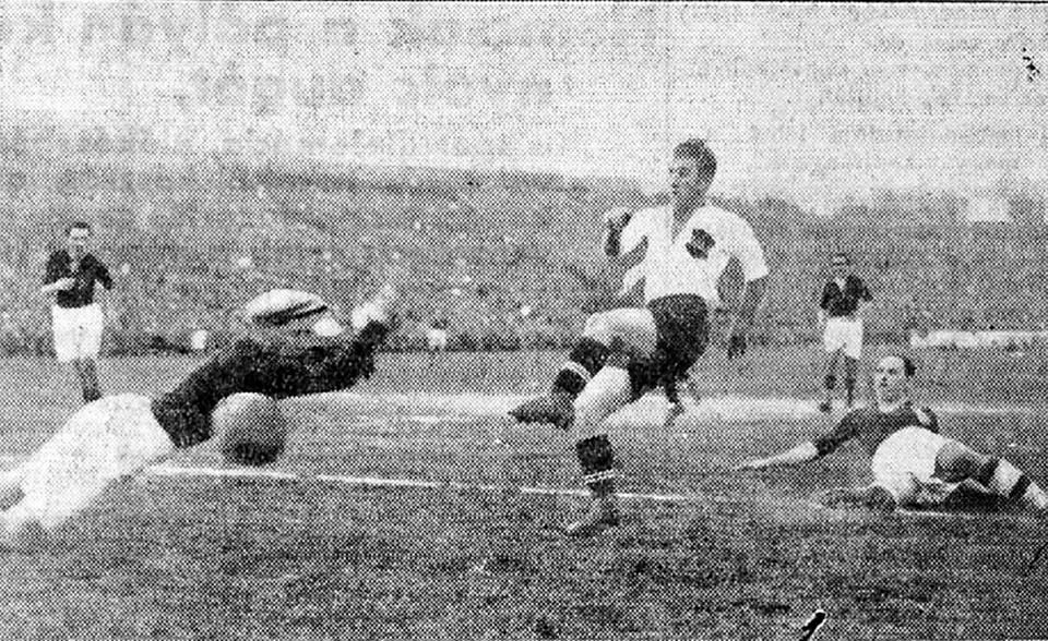 Ez volt az ötödik osztrák gól, Takács Géza elcsúszott, Anton Schall labdája már úton (Fotók: Nemzeti Sport)