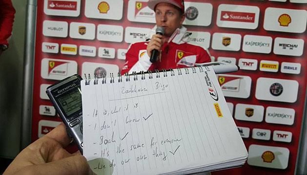 Közben Kimi Räikkönen sajtótájékoztatót tart. Van, aki közhelybingóval üti el az idő (Forrás: reddit.com)