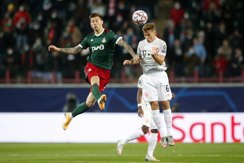Szmolov és Kimmich harcolnak a labdáért (Fotó: AFP)