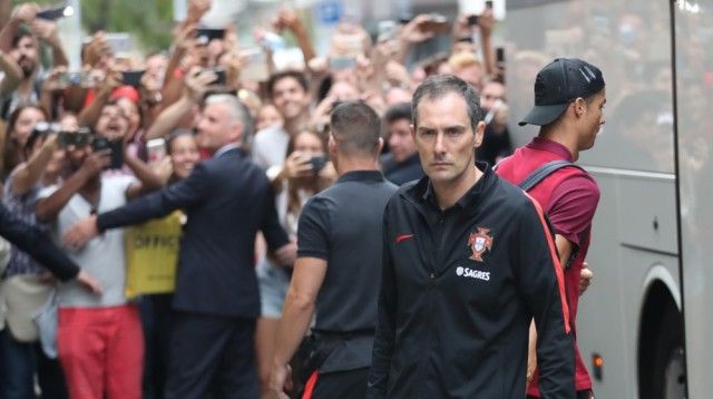 A szombati edzés előtt tömeg várta Cristiano Ronaldóékat a szálloda előtt (Fotó: Török Attila)