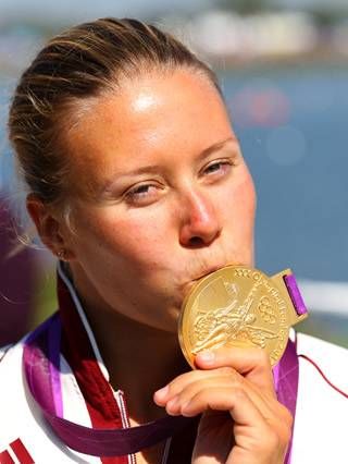 Az olimpiai bajnok Kozák Danuta az aranyéremmel