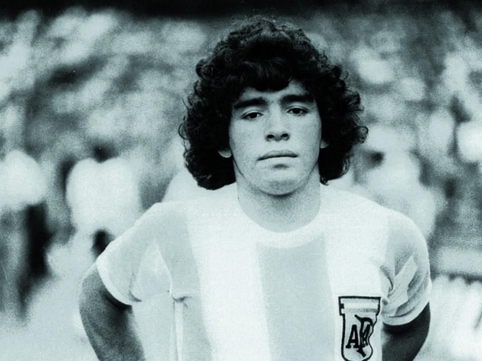 1977. február 27.: a 16 éves Maradona éppen későbbi sikerei helyszínén, a Boca Juniors stadionjában játszott először a válogatottban